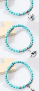 Vue détaillée du bracelet de perles turquoise avec pendentif mauvais œil et intercalaires.