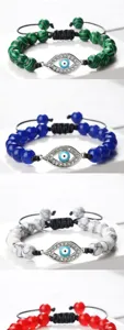 Bracelet de perles œil turc avec pendentif en métal étincelant et cordon tressé réglable.