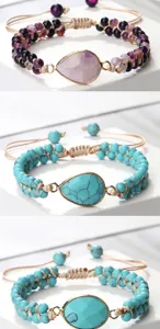 Gros plan detaille du magnifique bracelet de perles reglable en turquoise naturelle.