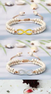 Vue détaillée de bracelets de perles tressés à double couche avec des symboles infinis dorés.