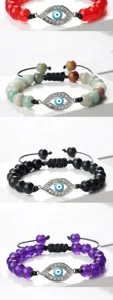 Bracelet de perles Evil Eye avec charm ovale micro-serti et perles de pierre rondes colorées.
