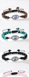 Vue détaillée de bracelets de perles mauvais œil avec cordon tressé réglable et pierres.