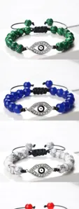 Vue détaillée du bracelet de perles mauvais œil avec des pierres colorées et pendentif.