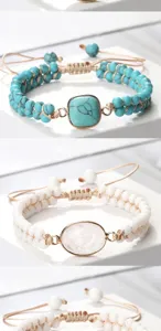 Vue détaillée de bracelets de perles réglables bohèmes avec des pierres turquoise.