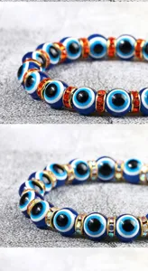 Close-up detail van blauwe boze oog kristal kralen met sprankelende strass afstandhouders