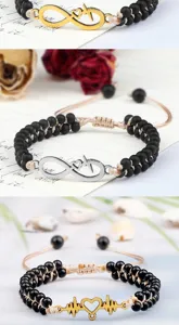 Vue de détail du bracelet de perles tressé à la main double couche avec pendentif cœur infini.