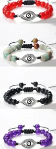 Détails macro de bracelets de perles œil turc avec zircon et cordon de serrage réglable.