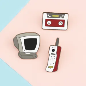 Set di spille in smalto retrò elettroniche con computer, cassetta e telefono cellulare.