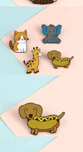 Vue de détail de broches émaillées d'animaux mignons pour décorer sacs à dos et vêtements.