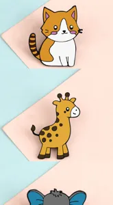 Gros plan détaillé de pin's en émail de dessin animé mignon avec un savoir-faire exquis et des couleurs.