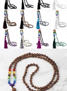 Vue detaillee du collier de mala boheme de 108 perles avec pompon elegant et pierres colorees.