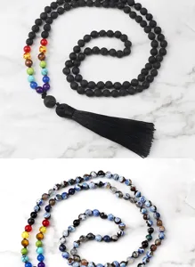 Vue detaillee du collier de perles mala 108 avec pierres chakra colorees et pompon noir.