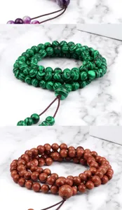 Vue rapprochée détaillée de bracelets de perles en pierres précieuses multicolores.