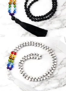 Collier de perles multicouche bohème avec pierres de chakra et pompon élégant