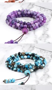 Gros plan détaillé du bracelet de perles multicouche avec une texture de pierre craquelée.
