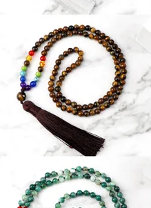 Vue de détail de collier et bracelet de perles multicouches avec pierre et gland.
