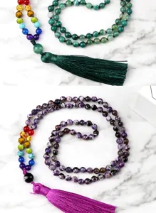 Collier de perles multicouche bohème avec pompon et pierres colorées pour femmes.