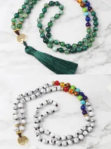Collana di perle in pietra naturale con colori chakra e ciondolo albero della vita.