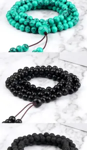 Vue détaillée de bracelets mala en perles multicouches de différentes pierres naturelles.