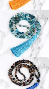 Vista detallada de la pulsera multicapa de cuentas de ágata con borla decorativa.