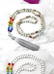 Collier de perles en pierres multicolores style boho détail montrant 108 perles gland.