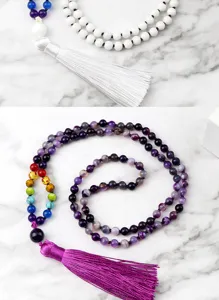 Collier perles pierres precieuses bohème multicouche chakra pompon bijoux vue détail