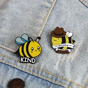 Joli ensemble de broches en email forme abeille avec chapeau de cowboy pour decorer les sacs.