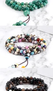 Vue détaillée du bracelet de prière multicouche en cristal d'agate à 108 perles de couleurs variées.