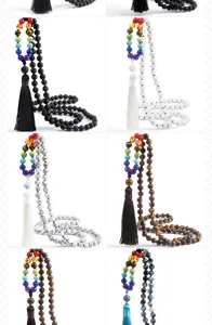 Set collana lunga maglione con nappa chakra colorata e perline in pietra naturale.
