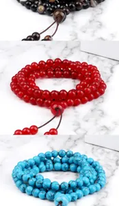Vue détaillée des bracelets mala en pierres 108 perles, design un nœud une perle, multicouche.