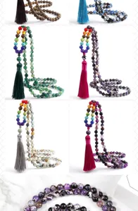 Scatti dettagliati di collane con perrine colorate e nappe, catene maglione chakra, gioielli.