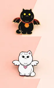 Bonito juego de broches de esmalte de gato de dibujos animados estilo ángel y diablo ropa.