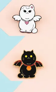 Primer plano detallado de pines esmaltados de gatos de dibujos animados, broche de metal.