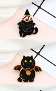 Broche de esmalte de metal de gato negro de dibujos animado detalle primer plano