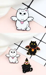 Lindo conjunto de broches de esmalte de gato ángel y diablo, accesorios de insignia de mochila.
