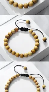 Detailansicht des verstellbaren Armbands aus Holzperlen mit naturlicher Maserung.