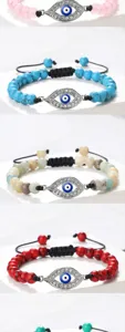 Détail de bracelet perlé multicolore mauvais œil, bijou turc avec cordon ajustable.