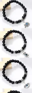 Vue détaillée de magnifiques bracelets de perles noires élégants avec de superbes pendentifs.
