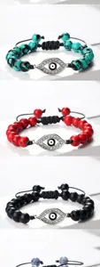 Vue détaillée du bracelet de perles mauvais œil turquoise, rouge et noir avec pendentif.