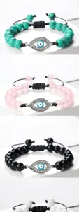 Détail exquis du bracelet de perles mauvais œil avec pendentif brillant en strass.