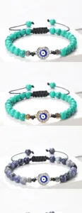 Détail de bracelet en perles mauvais œil, perles de turquoise, cordon tressé réglable.
