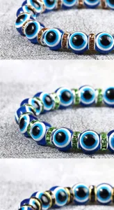 Detailopnamen van de boze oog kralen armband met sprankelende strass steentjes als afstandsring.