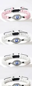 Charmant bracelet de perles mauvais œil avec breloques en zircone et cordons ajustables.