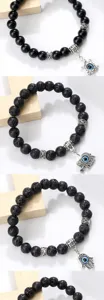 Vue détaillée de bracelets de perles noires avec des pendentifs œil pour le yoga.