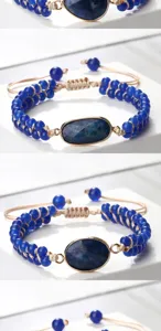 Détail en gros plan du bracelet tressé réglable en perles de pierre bleue centrale ovale.