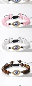 Vue détaillée du bracelet de perles avec mauvais œil fait main et pendentif strass.