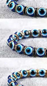 Detailopname van de blauwe boze oog kralen stretch armband met 10mm kristal en strass spacers.