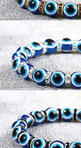 Detailopname van de blauwe kralen stretch armband voorzien van strass afstandhouders.