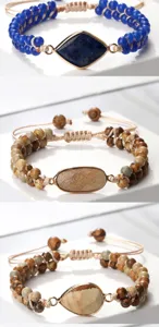 Détail de bracelet tressé en perles de pierres précieuses réglable, bijou de charme naturel.