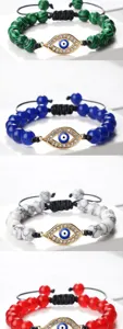 Bracelet tressé de perles œil turc avec pendentif en métal strass et perles colorées.